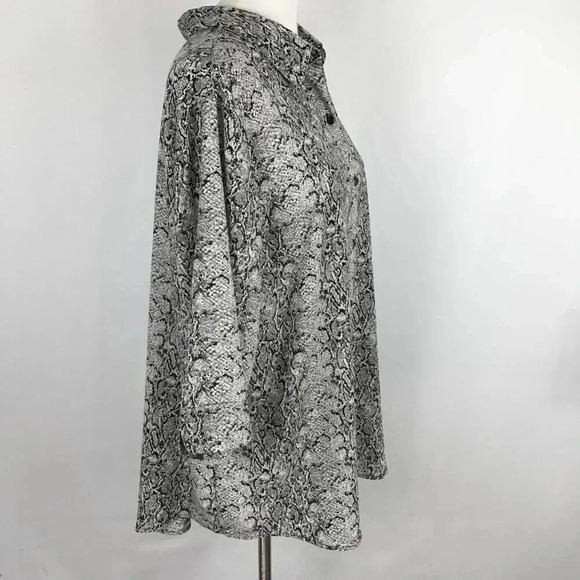 Elizabeth Liz Claiborne Snakeskin Pattern Button Down Shirt Top Black White 18 - Picture 3 of 10